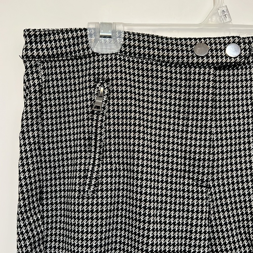 Black & grey houndstooth patterned dress pants, super stretchy & comfy, size 6